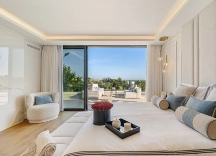 IMPRESIONANTE VILLA DE ARQUITECTO CON VISTAS AL GOLF EN PRIMERA LÍNEA EN NUEVA ANDALUCÍA