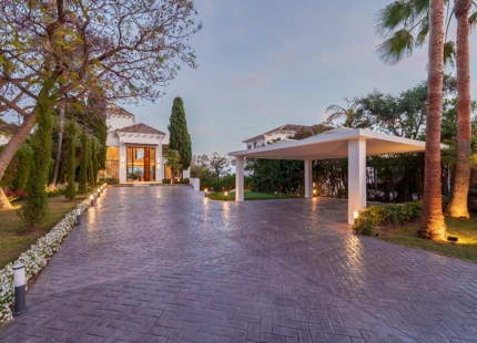 IMPRESIONANTE VILLA DE ARQUITECTO CON VISTAS AL GOLF EN PRIMERA LÍNEA EN NUEVA ANDALUCÍA