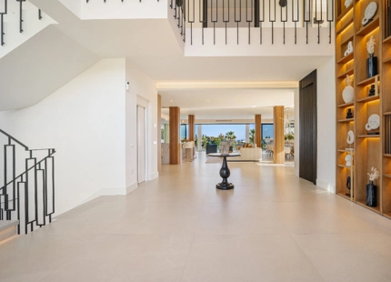 IMPRESIONANTE VILLA DE ARQUITECTO CON VISTAS AL GOLF EN PRIMERA LÍNEA EN NUEVA ANDALUCÍA