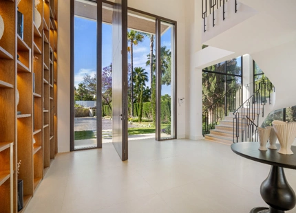 IMPRESIONANTE VILLA DE ARQUITECTO CON VISTAS AL GOLF EN PRIMERA LÍNEA EN NUEVA ANDALUCÍA