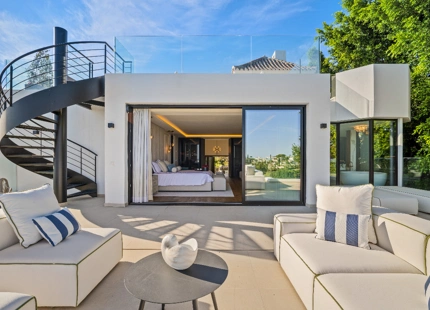 IMPRESIONANTE VILLA DE ARQUITECTO CON VISTAS AL GOLF EN PRIMERA LÍNEA EN NUEVA ANDALUCÍA