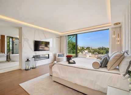 IMPRESIONANTE VILLA DE ARQUITECTO CON VISTAS AL GOLF EN PRIMERA LÍNEA EN NUEVA ANDALUCÍA