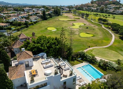 IMPRESIONANTE VILLA DE ARQUITECTO CON VISTAS AL GOLF EN PRIMERA LÍNEA EN NUEVA ANDALUCÍA