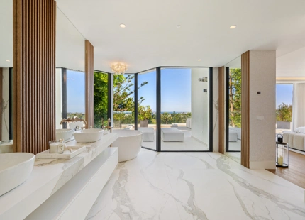 IMPRESIONANTE VILLA DE ARQUITECTO CON VISTAS AL GOLF EN PRIMERA LÍNEA EN NUEVA ANDALUCÍA