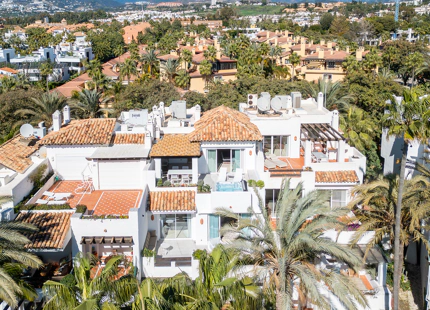 EXCLUSIVO ÁTICO DÚPLEX EN PRIMERA LÍNEA DE PLAYA A PASOS DE PUERTO BANÚS, MARBELLA