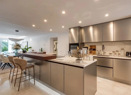 EXCLUSIVO ÁTICO DÚPLEX EN PRIMERA LÍNEA DE PLAYA A PASOS DE PUERTO BANÚS, MARBELLA