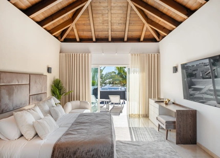 EXCLUSIVO ÁTICO DÚPLEX EN PRIMERA LÍNEA DE PLAYA A PASOS DE PUERTO BANÚS, MARBELLA