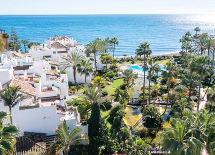 EXCLUSIVO ÁTICO DÚPLEX EN PRIMERA LÍNEA DE PLAYA A PASOS DE PUERTO BANÚS, MARBELLA