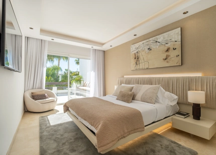 EXCLUSIVO ÁTICO DÚPLEX EN PRIMERA LÍNEA DE PLAYA A PASOS DE PUERTO BANÚS, MARBELLA