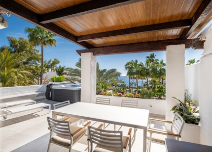 EXCLUSIVO ÁTICO DÚPLEX EN PRIMERA LÍNEA DE PLAYA A PASOS DE PUERTO BANÚS, MARBELLA