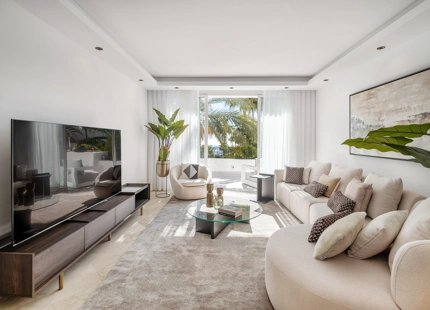EXCLUSIVO ÁTICO DÚPLEX EN PRIMERA LÍNEA DE PLAYA A PASOS DE PUERTO BANÚS, MARBELLA
