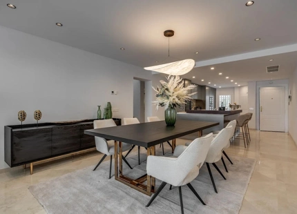 EXCLUSIVO ÁTICO DÚPLEX EN PRIMERA LÍNEA DE PLAYA A PASOS DE PUERTO BANÚS, MARBELLA