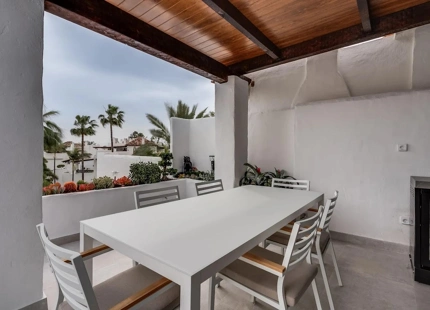 EXCLUSIVO ÁTICO DÚPLEX EN PRIMERA LÍNEA DE PLAYA A PASOS DE PUERTO BANÚS, MARBELLA