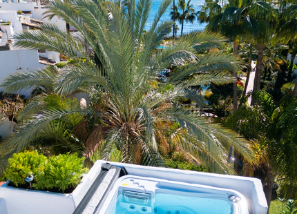 EXCLUSIVO ÁTICO DÚPLEX EN PRIMERA LÍNEA DE PLAYA A PASOS DE PUERTO BANÚS, MARBELLA