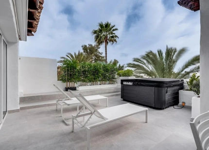 EXCLUSIVO ÁTICO DÚPLEX EN PRIMERA LÍNEA DE PLAYA A PASOS DE PUERTO BANÚS, MARBELLA