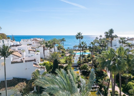 EXCLUSIVO ÁTICO DÚPLEX EN PRIMERA LÍNEA DE PLAYA A PASOS DE PUERTO BANÚS, MARBELLA