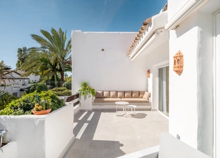 EXCLUSIVO ÁTICO DÚPLEX EN PRIMERA LÍNEA DE PLAYA A PASOS DE PUERTO BANÚS, MARBELLA