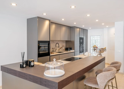EXCLUSIVO ÁTICO DÚPLEX EN PRIMERA LÍNEA DE PLAYA A PASOS DE PUERTO BANÚS, MARBELLA