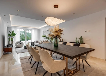 EXCLUSIVO ÁTICO DÚPLEX EN PRIMERA LÍNEA DE PLAYA A PASOS DE PUERTO BANÚS, MARBELLA