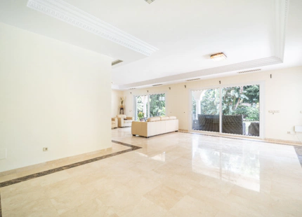 VILLA TIPICA ANDALUZA JUNTO AL MAR EN ESTEPONA ESTE