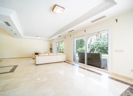 VILLA TIPICA ANDALUZA JUNTO AL MAR EN ESTEPONA ESTE