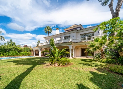 VILLA TIPICA ANDALUZA JUNTO AL MAR EN ESTEPONA ESTE