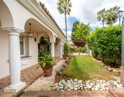 Villa for sale in Paraiso Barronal, Estepona East