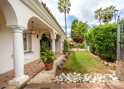 VILLA TIPICA ANDALUZA JUNTO AL MAR EN ESTEPONA ESTE