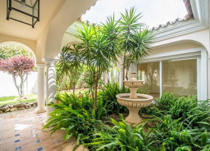 VILLA TIPICA ANDALUZA JUNTO AL MAR EN ESTEPONA ESTE