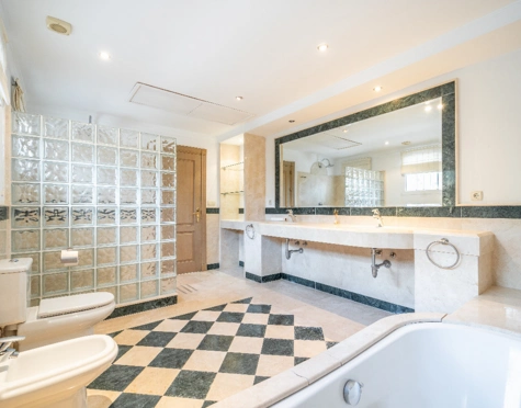 Villa for sale in Paraiso Barronal, Estepona East