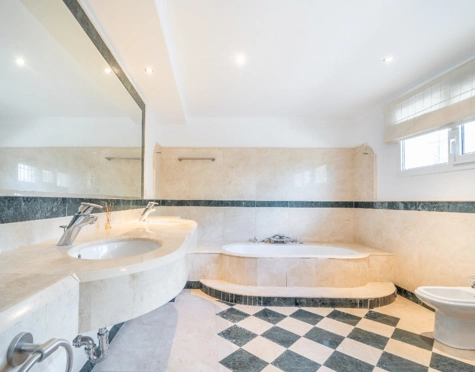 Villa for sale in Paraiso Barronal, Estepona East
