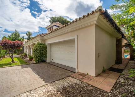 VILLA TIPICA ANDALUZA JUNTO AL MAR EN ESTEPONA ESTE