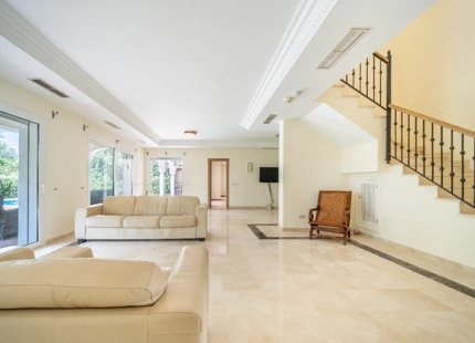 VILLA TIPICA ANDALUZA JUNTO AL MAR EN ESTEPONA ESTE
