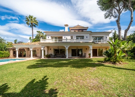 VILLA TIPICA ANDALUZA JUNTO AL MAR EN ESTEPONA ESTE