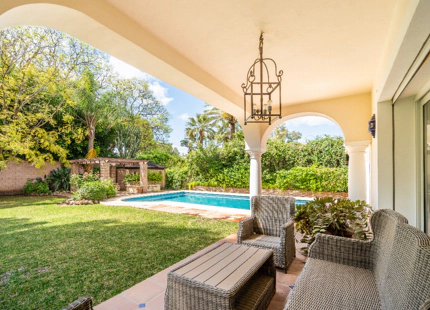 VILLA TIPICA ANDALUZA JUNTO AL MAR EN ESTEPONA ESTE