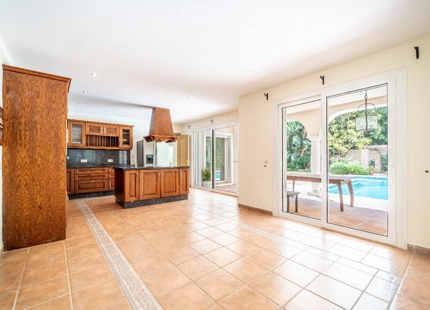 VILLA TIPICA ANDALUZA JUNTO AL MAR EN ESTEPONA ESTE