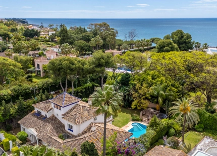 VILLA TIPICA ANDALUZA JUNTO AL MAR EN ESTEPONA ESTE