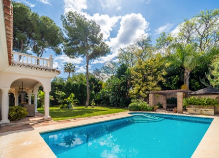 VILLA TIPICA ANDALUZA JUNTO AL MAR EN ESTEPONA ESTE