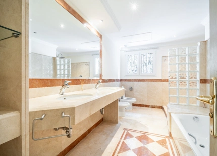 VILLA TIPICA ANDALUZA JUNTO AL MAR EN ESTEPONA ESTE
