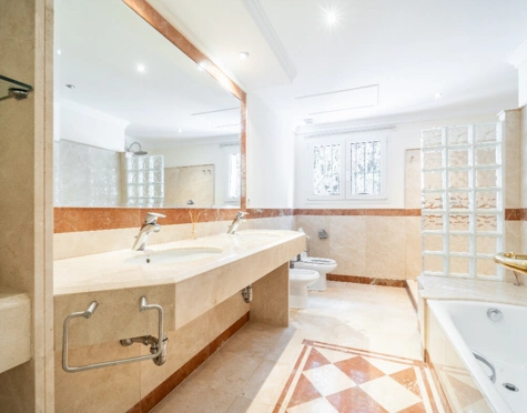 Villa for sale in Paraiso Barronal, Estepona East