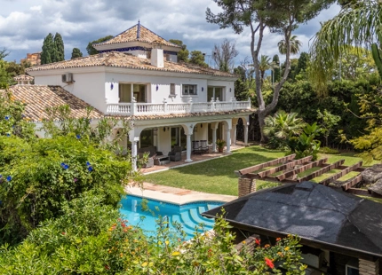 VILLA TIPICA ANDALUZA JUNTO AL MAR EN ESTEPONA ESTE