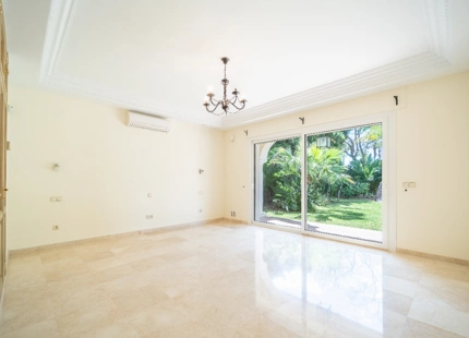 VILLA TIPICA ANDALUZA JUNTO AL MAR EN ESTEPONA ESTE