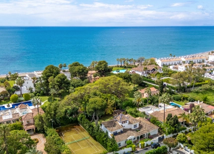 VILLA TIPICA ANDALUZA JUNTO AL MAR EN ESTEPONA ESTE