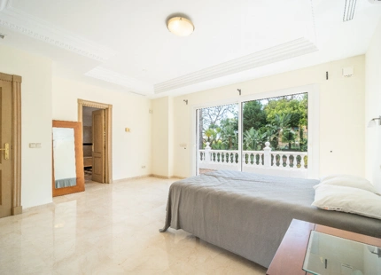 VILLA TIPICA ANDALUZA JUNTO AL MAR EN ESTEPONA ESTE