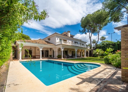 VILLA TIPICA ANDALUZA JUNTO AL MAR EN ESTEPONA ESTE