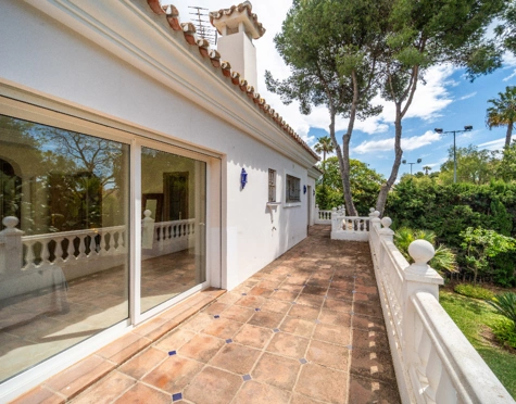 Villa for sale in Paraiso Barronal, Estepona East