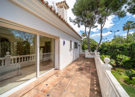 VILLA TIPICA ANDALUZA JUNTO AL MAR EN ESTEPONA ESTE