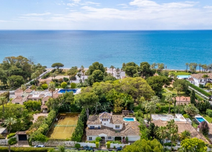 VILLA TIPICA ANDALUZA JUNTO AL MAR EN ESTEPONA ESTE