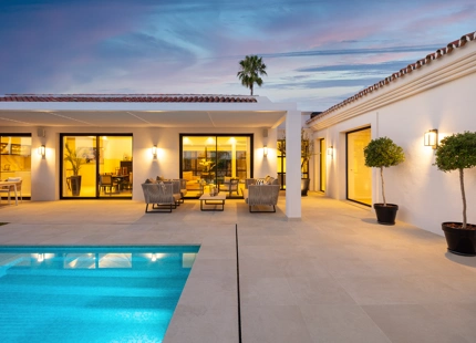 VILLA ANDALUZA MODERNA CERCA DEL CLUB DE GOLF LOS NARANJOS