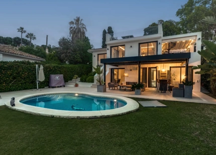 VILLA BAÑADA POR EL SOL EN NUEVA ANDALUCÍA CON AZOTEA Y PISCINA